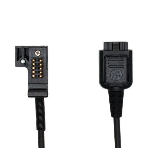 Zwei schwarze Kabelstecker, einer mit fünf Pins, daneben rechteckige Buchse.
