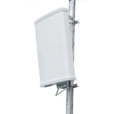 7000_00042700_COM_01.jpg Externe Antenne an Metallmast montiert.