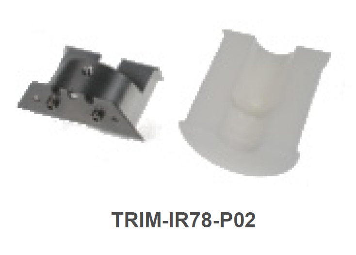 Zwei Bauteile, eines aus Metall, das andere aus Kunststoff, mit der Bezeichnung TRIM-IR78-P02.