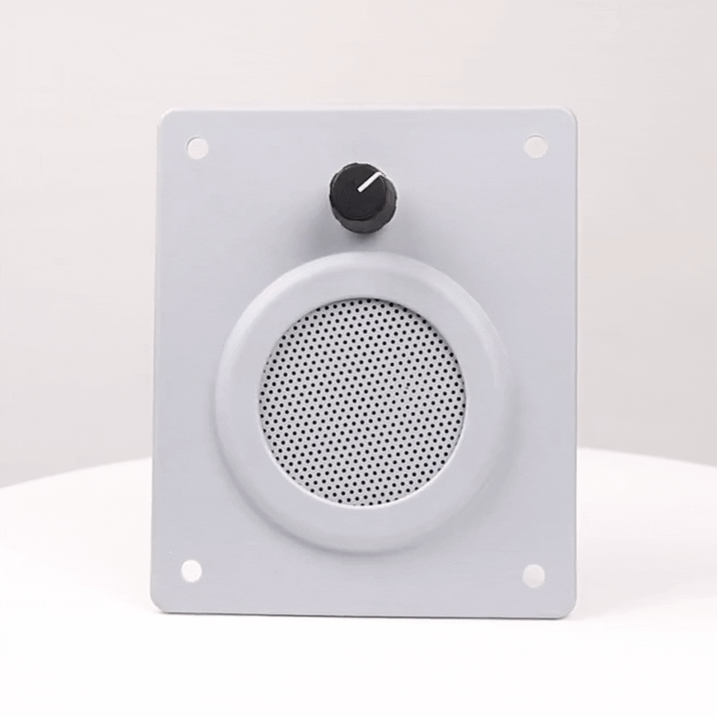 Weißer Lautsprecher mit Lautstärkeregler auf einer quadratischen Platte.