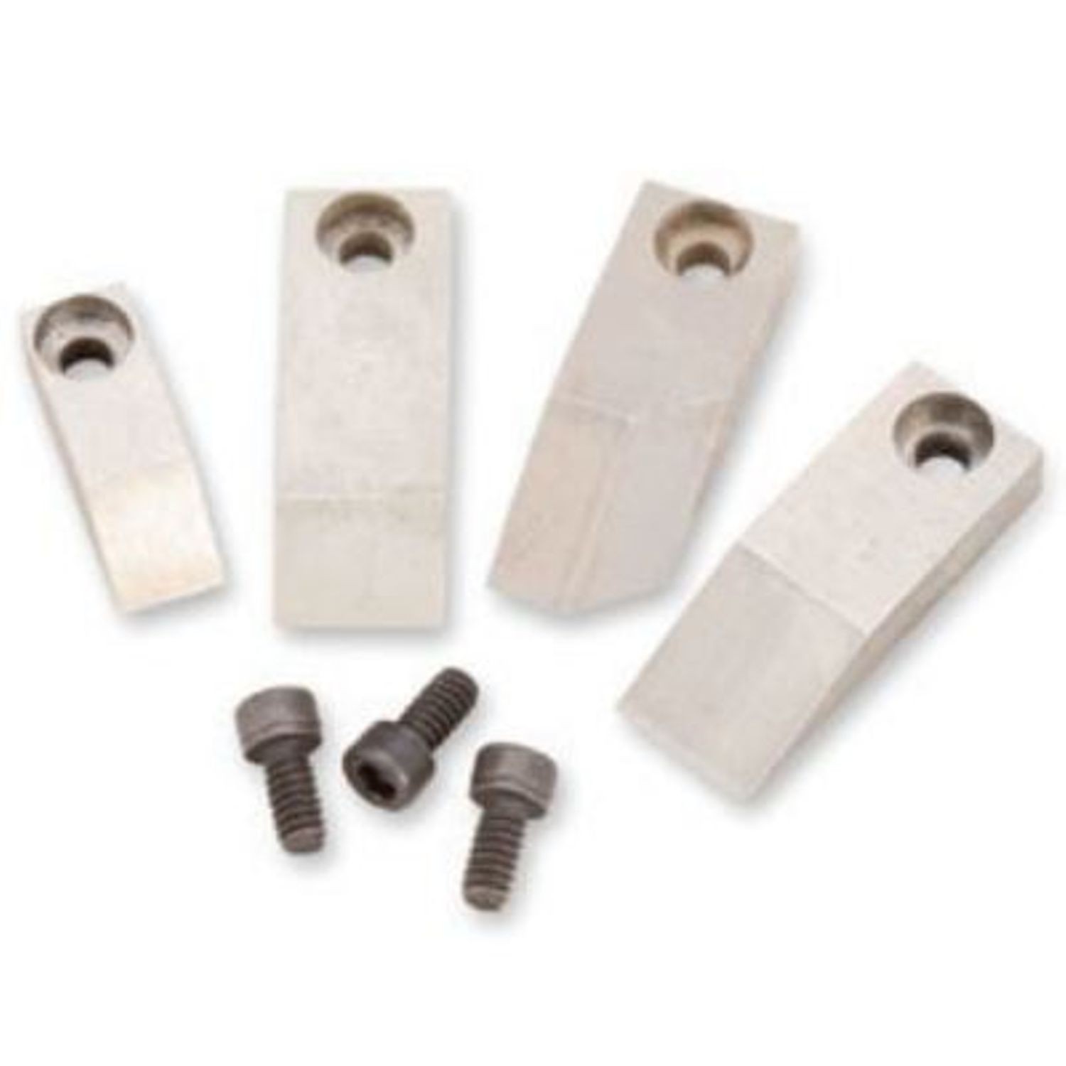 Vier Metallkeile und drei Bolzen liegen zusammen.