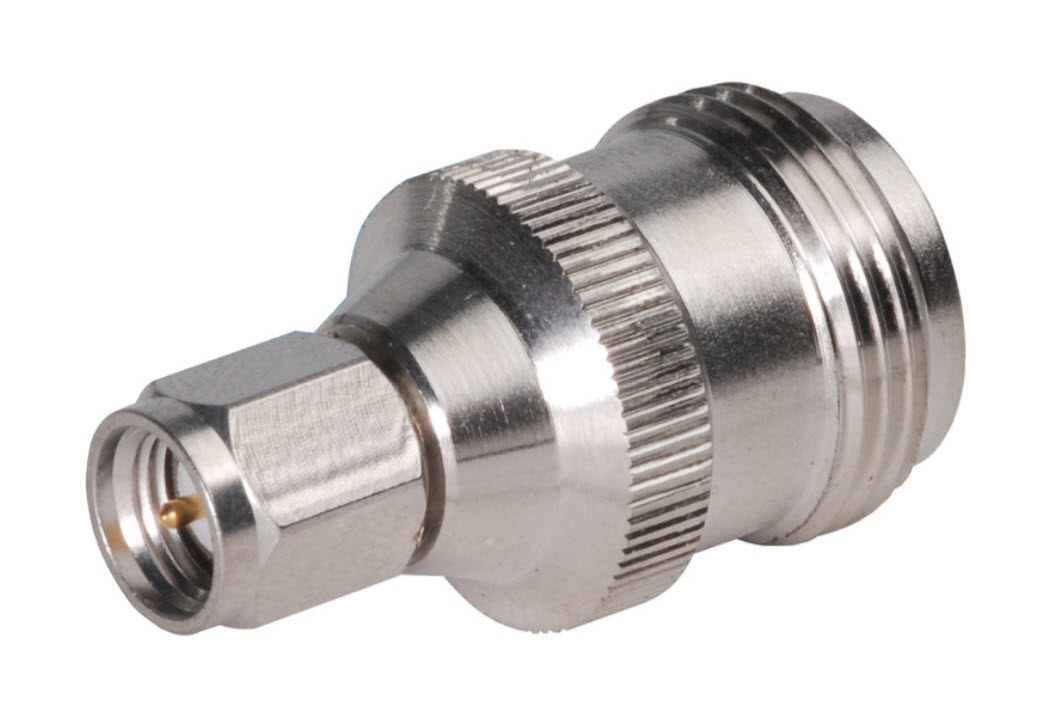 7000-00039300_com_01.jpg Silberner Metalladapter mit Gewinde und Kegelstumpf auf weißem Hintergrund.