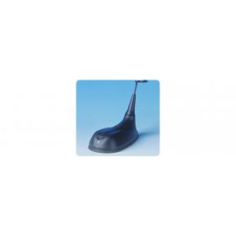 Schwarze Autoantenne auf blauem Hintergrund.