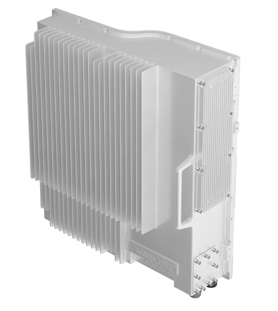 Metallgehäuse mit vertikalen Lüftungslamellen für Elektronikgeräte.