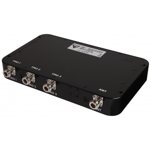 Schwarzes Gerät mit vier Anschlüssen, beschriftet als TMO 1, TMO 2, TMO 3, ANT.