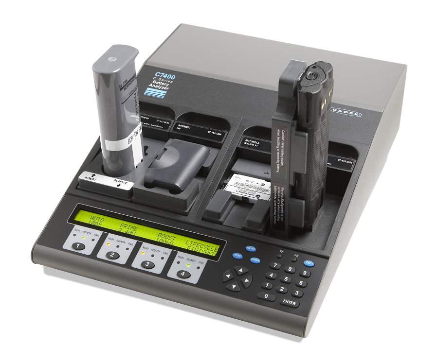 7000-00753346_cop_01.png Gerät zur Analyse und zum Laden von Batterien mit mehreren Fächern und Anzeige.