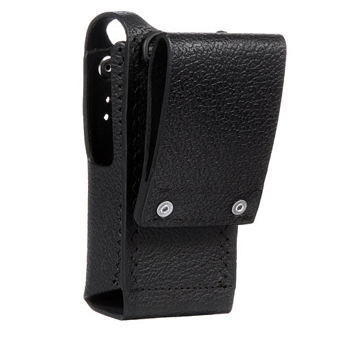 Schwarze Ledertasche mit Klappe und zwei Druckknöpfen.