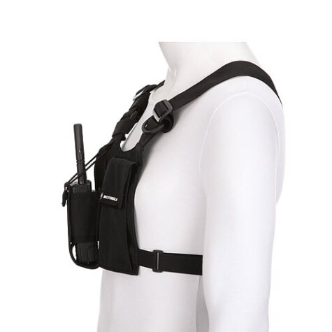 Tragbares Funkgerät in schwarzem Holster auf Display-Puppe.