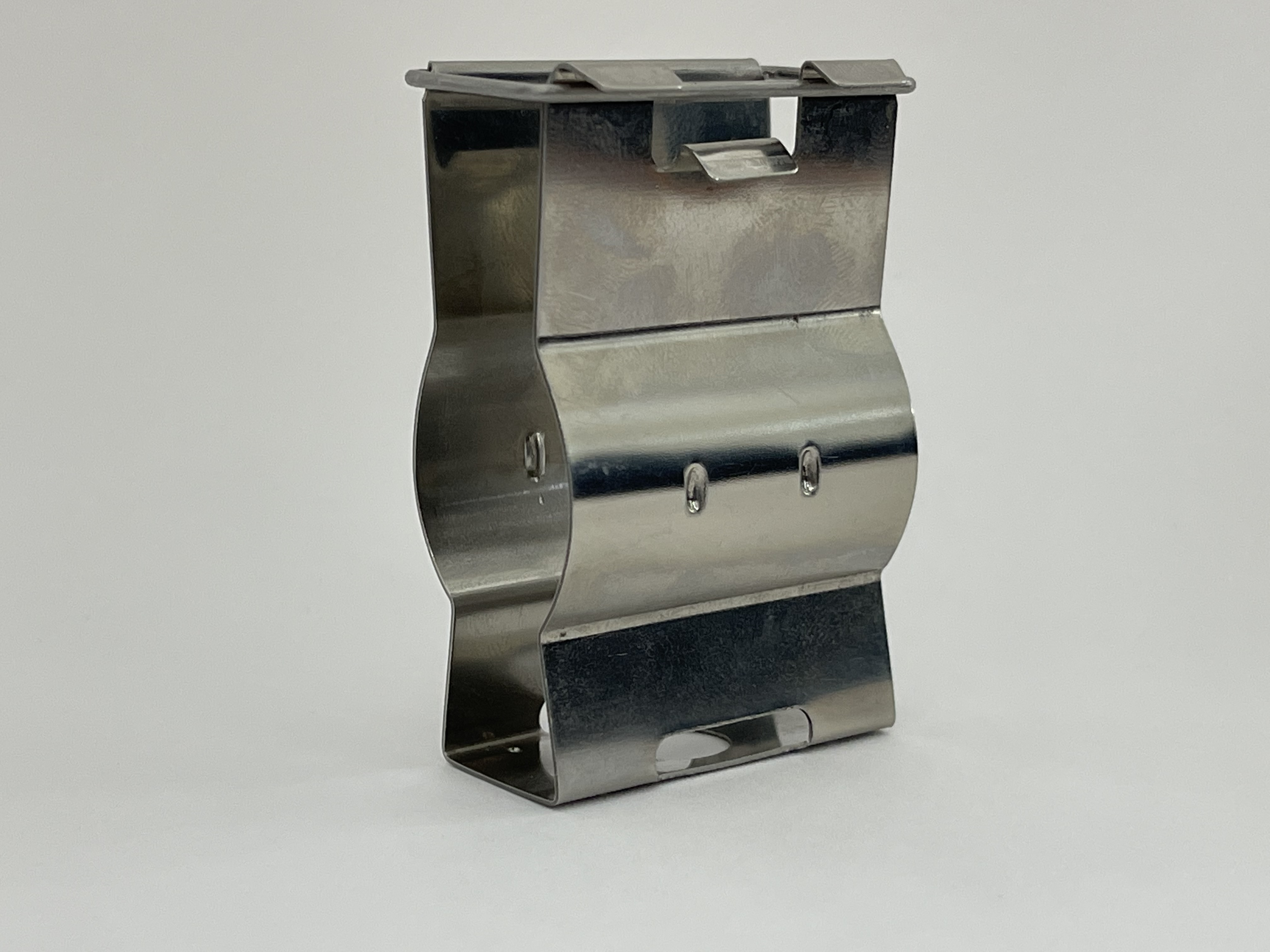 Metallischer, rechteckiger Gegenstand mit glatter Oberfläche und gebogenen Seiten.