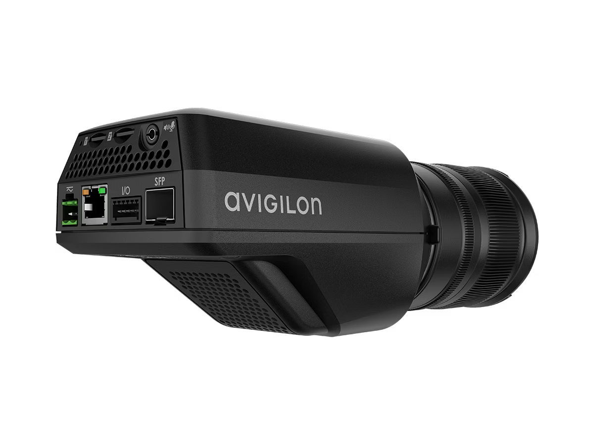Schwarze Überwachungskamera mit mehreren Anschlüssen und der Aufschrift "Avigilon".
