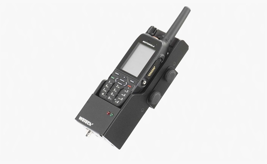 Funkgerät mit Bildschirm, Tasten und Antenne, befestigt an einer Halterung.