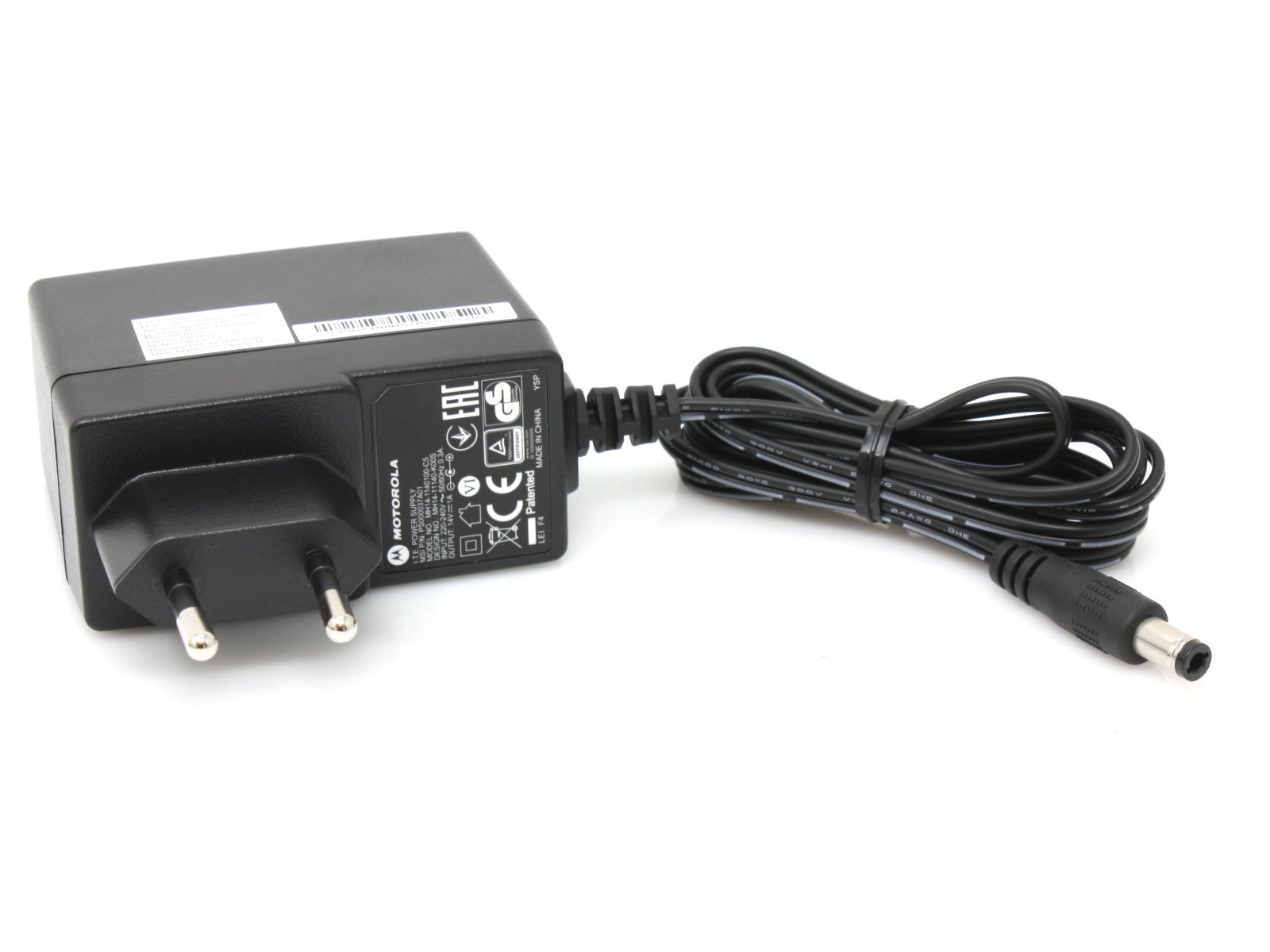 Schwarzes Netzteil mit Eurostecker und langem Kabel mit Rundstecker.