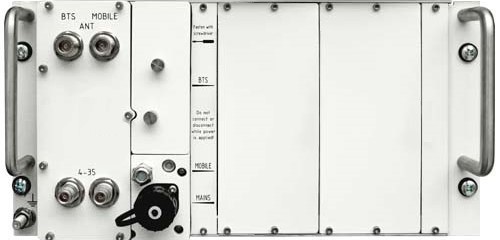 Elektronisches Gerät mit Anschlüssen und Beschriftungen auf einer weißen Frontplatte.