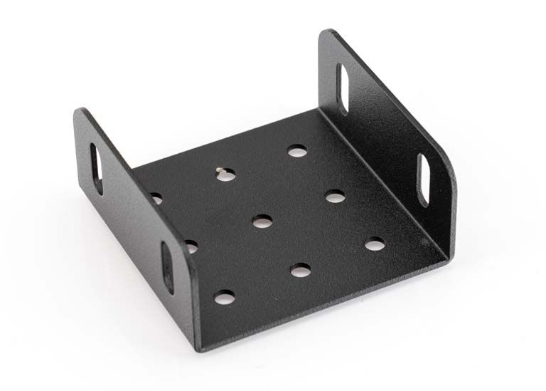 Metallwinkel mit neun Löchern, schwarz lackiert.