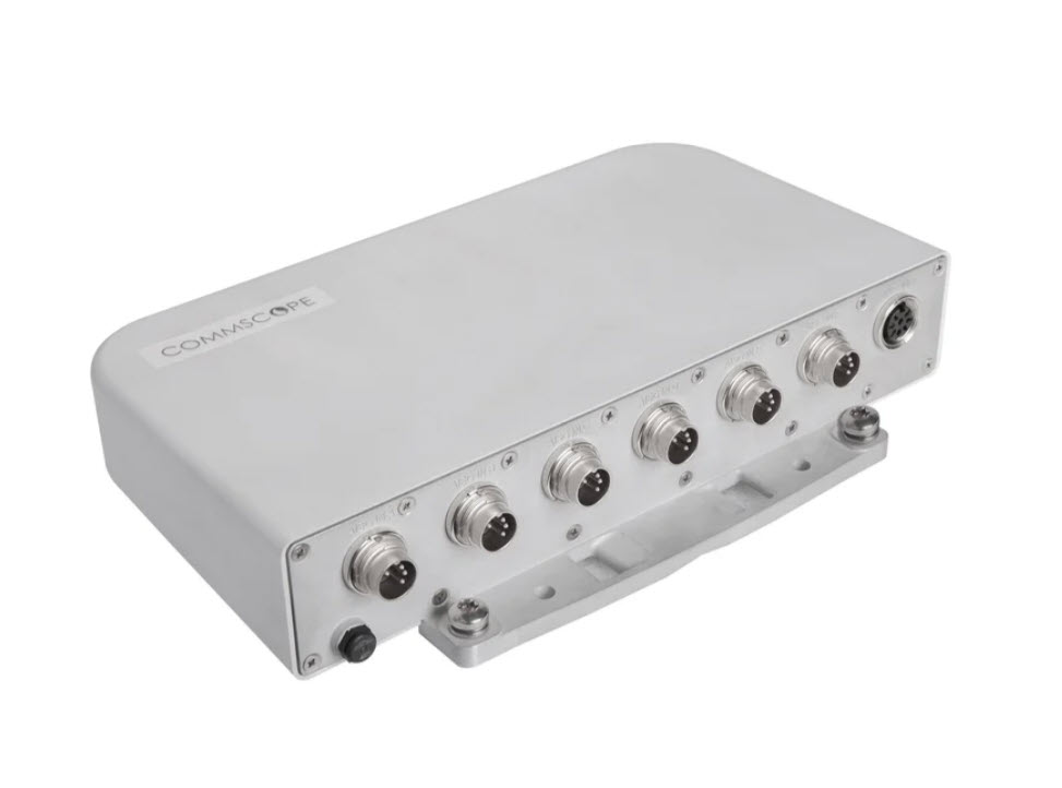 7000-00750614_com_01.jpg Elektronisches Gerät mit mehreren Anschlussbuchsen an der Vorderseite.