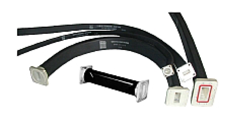 Schwarze flexible Industrieschläuche mit Metallverbindungen.