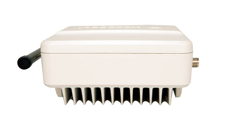 Weißer Internet-Router mit Antenne und Kühlrippen.