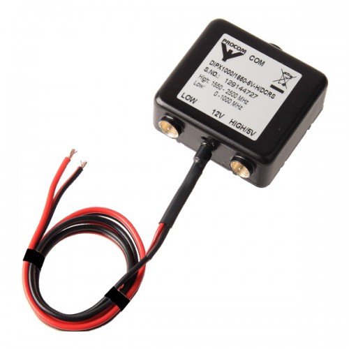7000-00511800_pro_01.jpg Schwarzes elektronisches Gerät mit Label, zwei Anschlusskabel.
