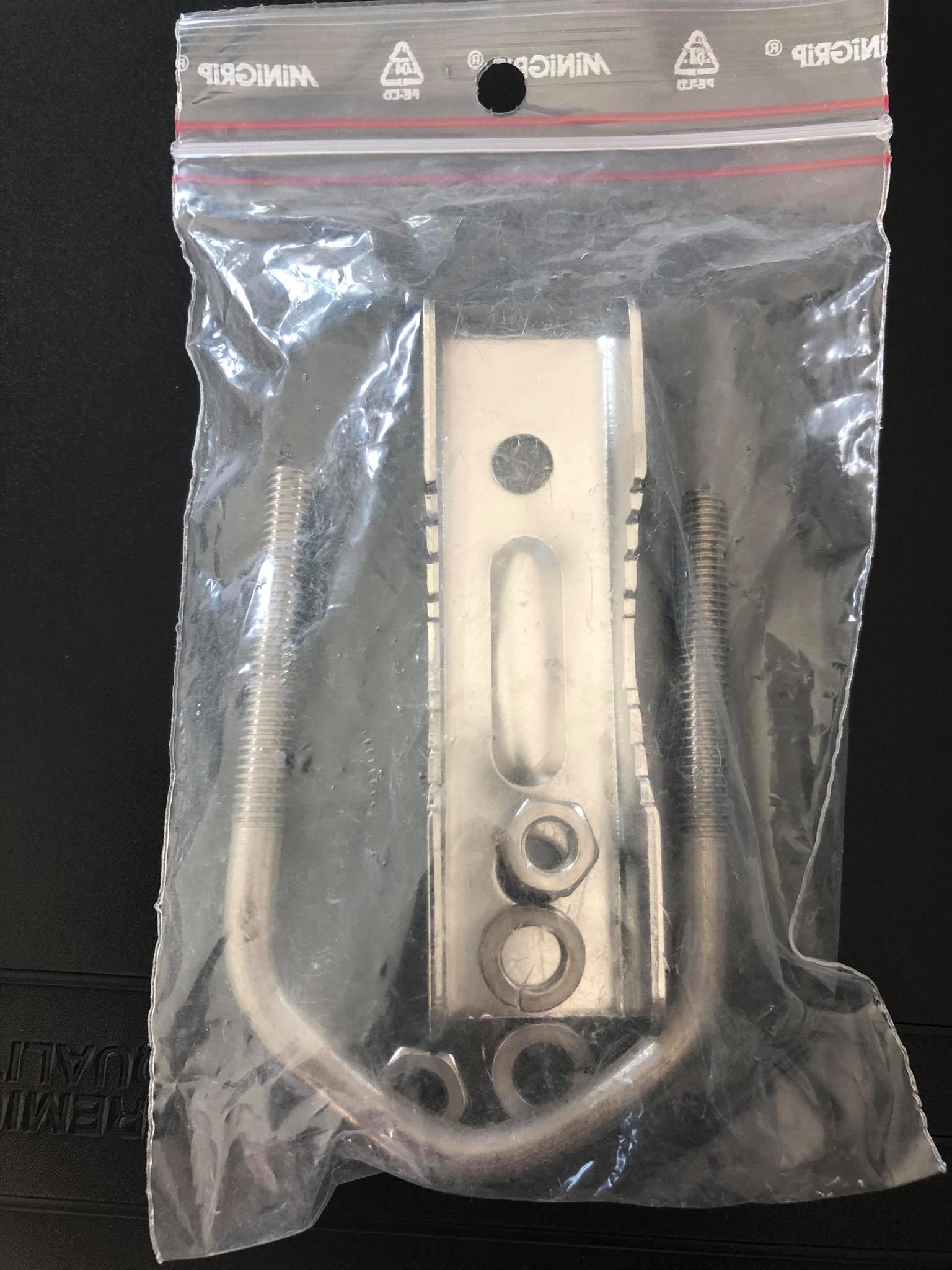 7000-00489400_pro_01.jpg Metall-U-Bügel mit Schrauben in Plastiktüte.