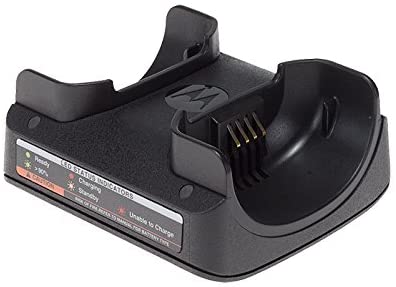 Schwarzes Tischladegerät mit Steckkontakten und LED-Anzeigen.