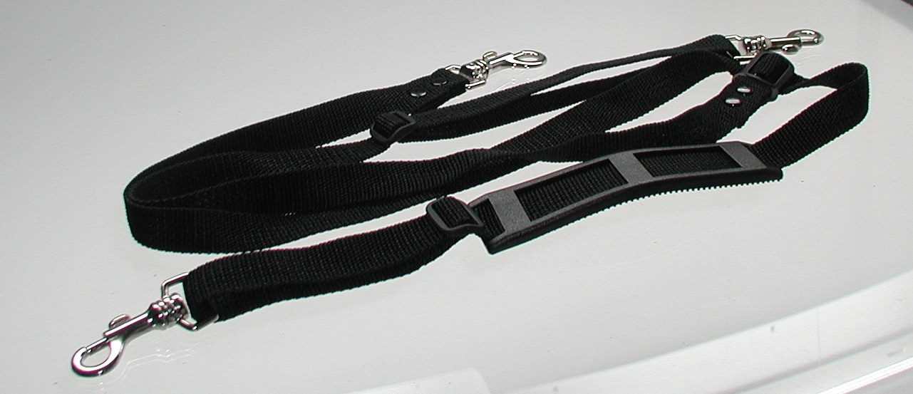 Schwarzer Schultergurt mit Karabinern auf weißem Hintergrund.