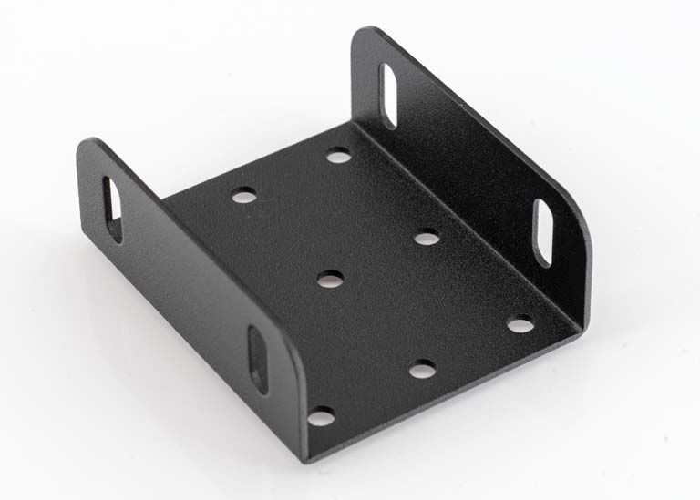 Schwarze Metallhalterung mit mehreren Löchern.