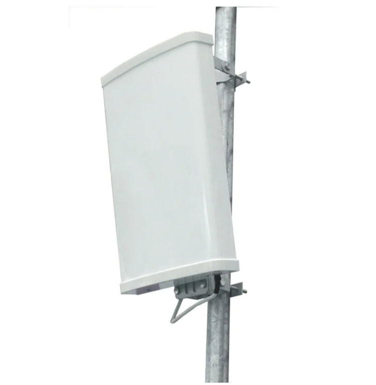 Weiße Antenne auf Metallmast montiert.
