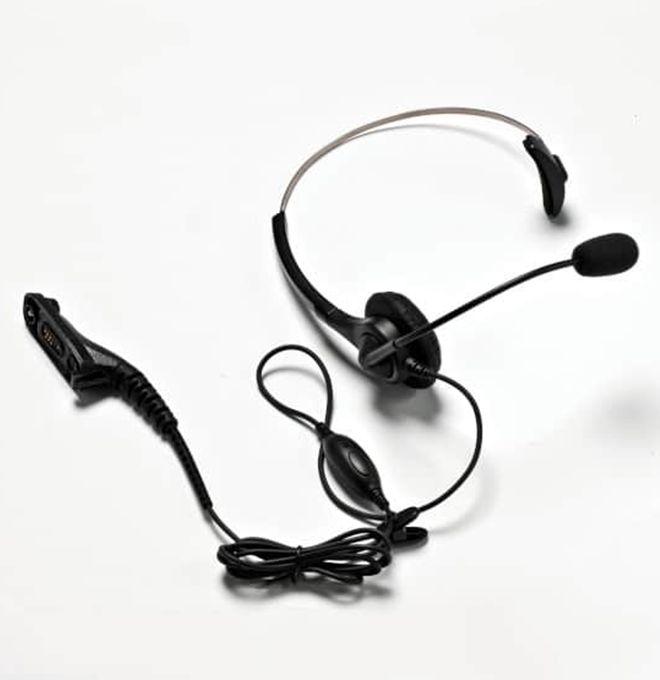 Ein schwarzes kabelgebundenes Headset mit Mikrofon auf weißem Hintergrund.