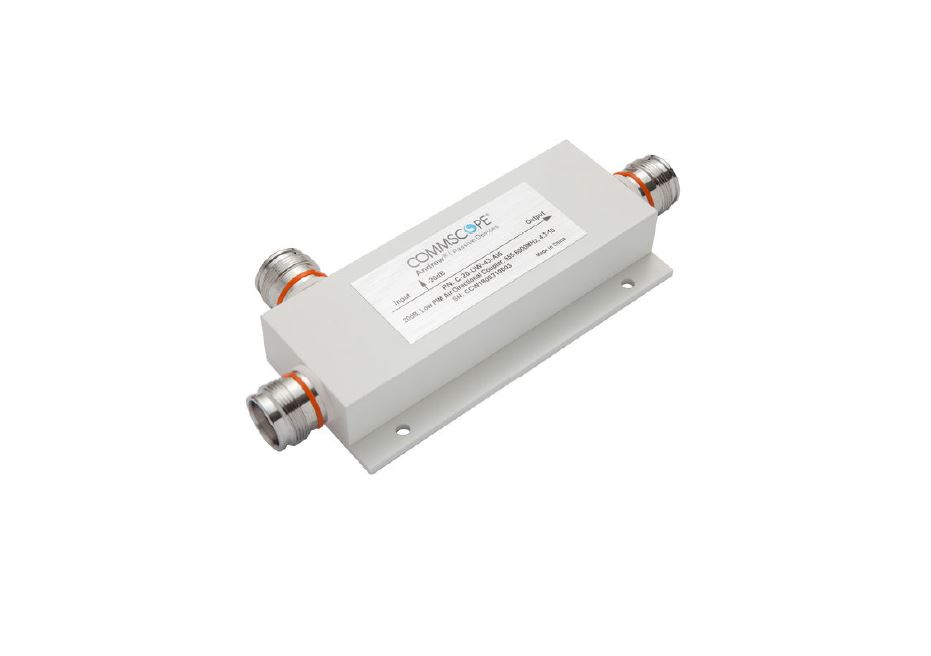 RF-Koaxialkuppler mit vier Anschlüssen, rechteckigem Gehäuse und Label von COMMSCOPE.