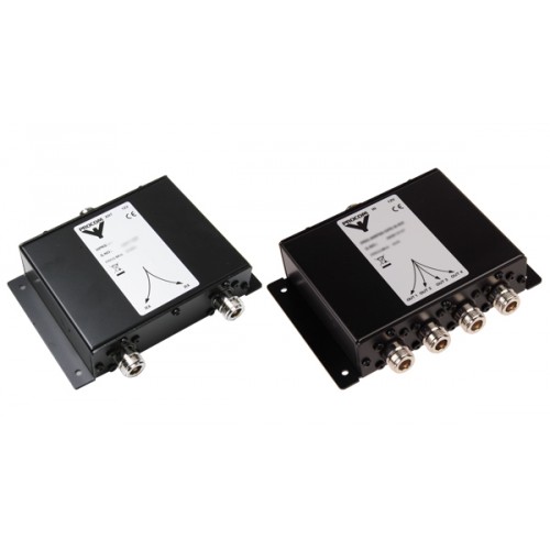 Zwei schwarze elektronische Geräte mit mehreren Anschlüssen und weißen Etiketten.