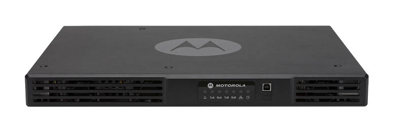 7000-00423000_mot_01.jpg Schwarzer elektronischer Kasten mit Lüftungsschlitzen und Anschlüssen.