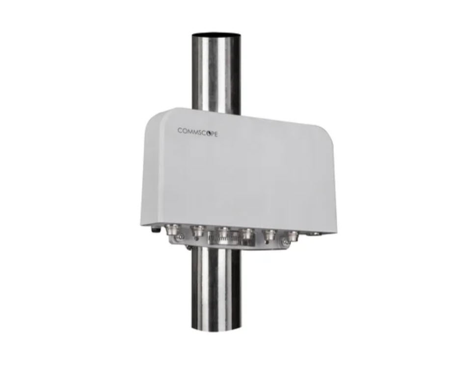 Antenne mit rechteckigem Gehäuse, befestigt an einem Metallmast.