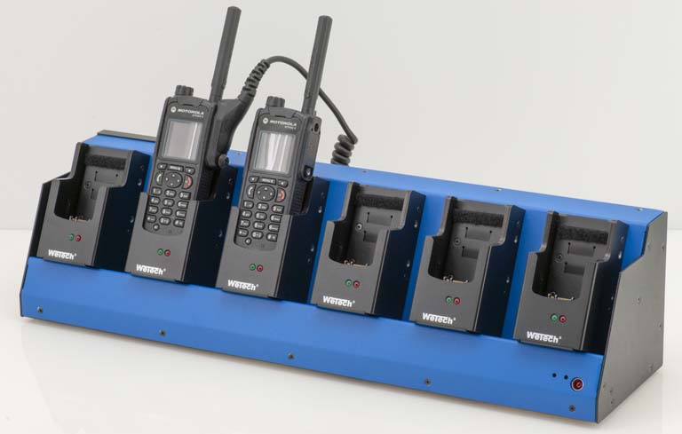 Ladestation mit zwei Funkgeräten, vier leere Plätze.