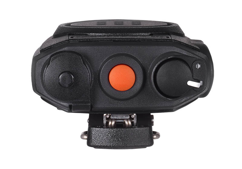 7000-00229300_mot_05.jpg Schwarzer Funkgerät-Adapter mit zwei Knöpfen und orangener Taste.