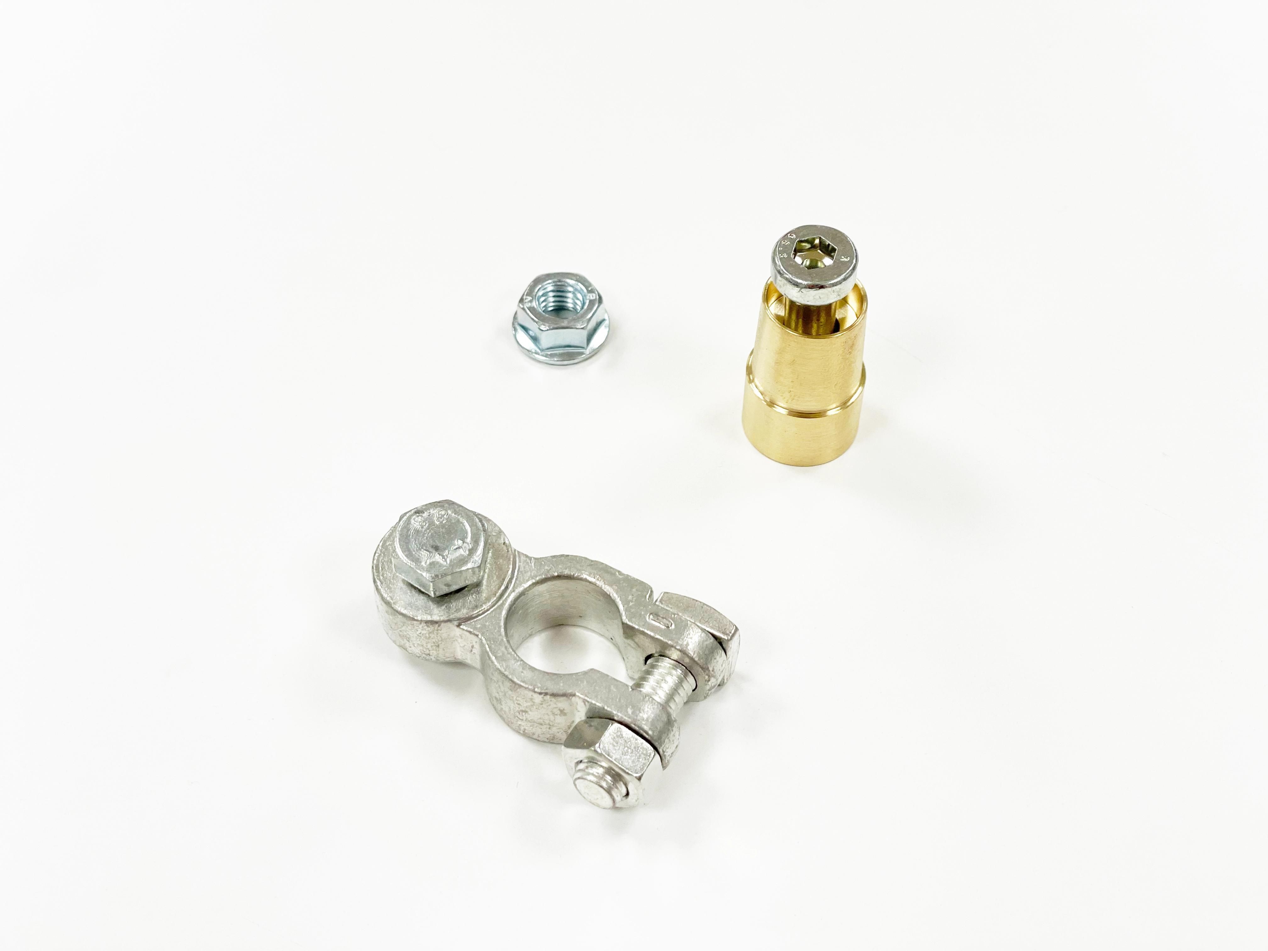 Metallanschluss, Schraube und Messingadapter auf weißem Hintergrund.