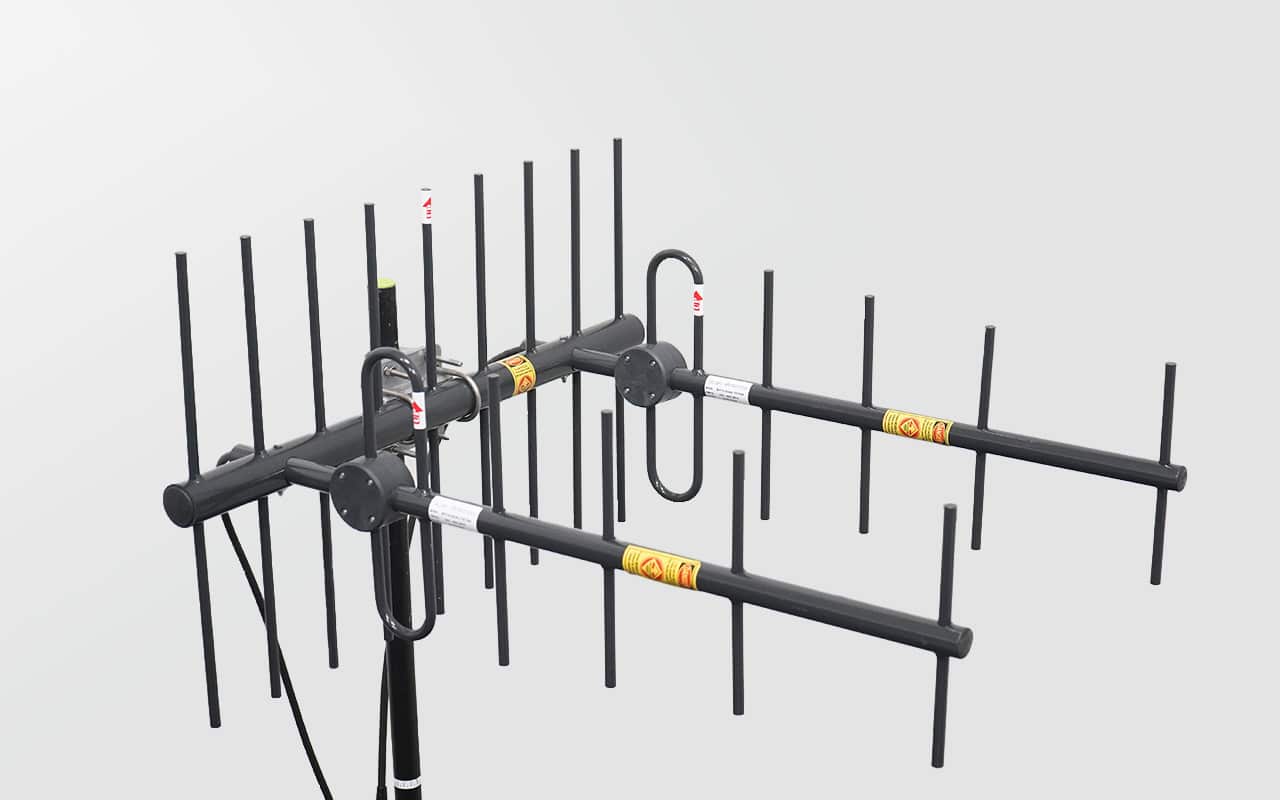 Yagi-Antenne mit mehreren Elementen aus schwarzem Metall auf einem Mast.