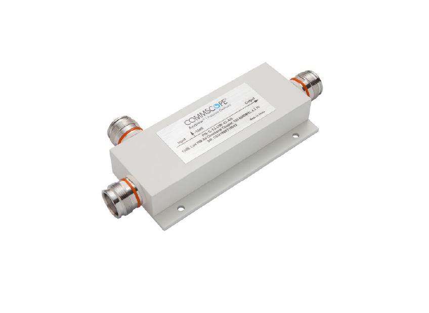 Elektronisches Bauteil mit zwei Anschlusssteckern und Label in der Mitte.