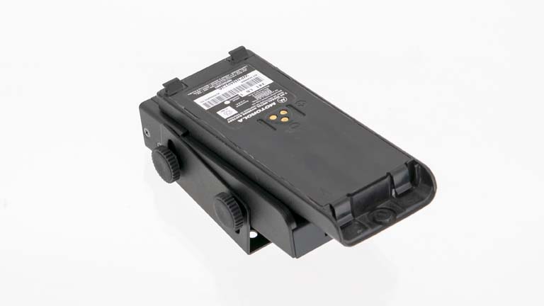 Schwarzer Akku für Funkgerät mit zwei Einstellrädern und Anschlusskontakten.