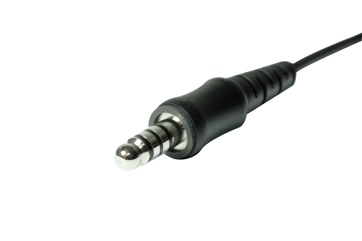 Nahaufnahme eines schwarzen 2,5-mm-Audiokabelsteckers auf weißem Hintergrund.