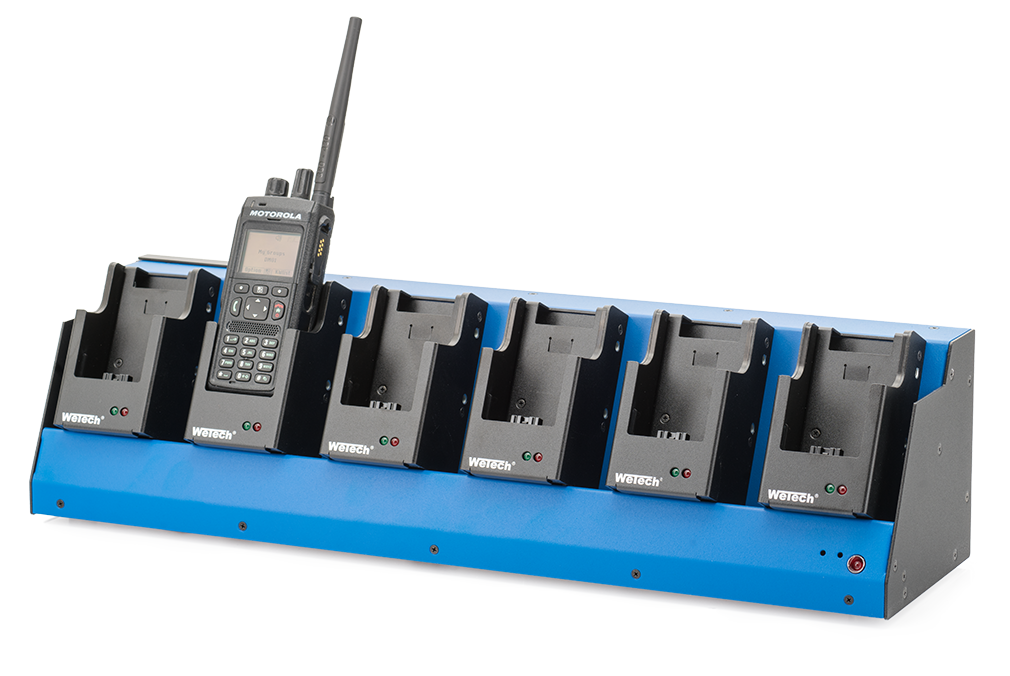 7000-00752103_wem_01.png Mehrfachladestation mit sechs Steckplätzen und einem Funkgerät in der ersten Position.