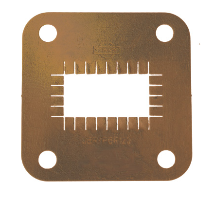 Quadratische Metallplatte mit mittigem rechteckigem Ausschnitt und Loch an jeder Ecke.