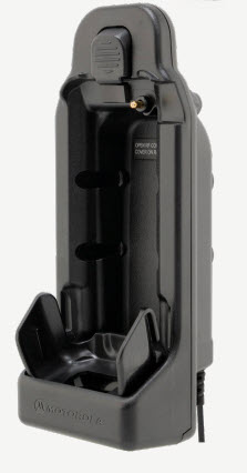 7000-00752321_mot_01.jpg Schwarze Handy-Ladestation mit vertikalem Steckplatz und Kabelanschluss.