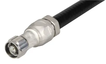 Koaxialkabel mit silbernem Stecker und schwarzer Isolierung