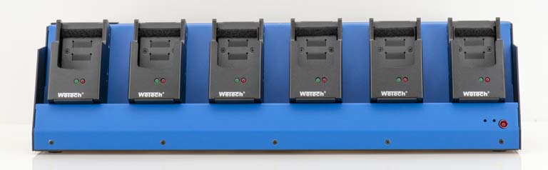 Ladegerät mit sechs Schächten in zwei Reihen, schwarze Blenden und blaue Basis.