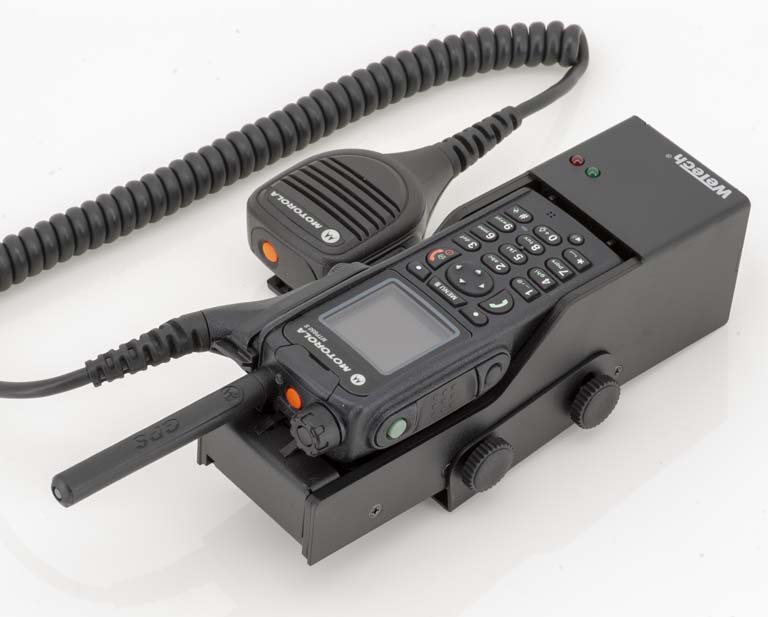 7000-00741900_wem_03y0m0us361x2mq.jpg Funkgerät mit abnehmendem Mikrofon und spiralförmigem Kabel