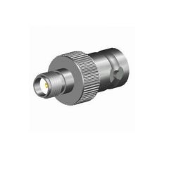 Silberner Metalladapter mit geriffeltem Griff und Stecker