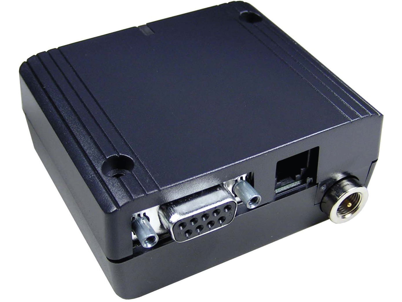 Modem_PLS-8.png Schwarzes Gehäuse mit mehreren Anschlüssen an der Seite.