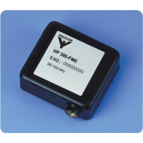 Schwarzes Elektronikgehäuse mit weißem Etikett, Text: Procom HP 380-FME, 380-1000 MHz.