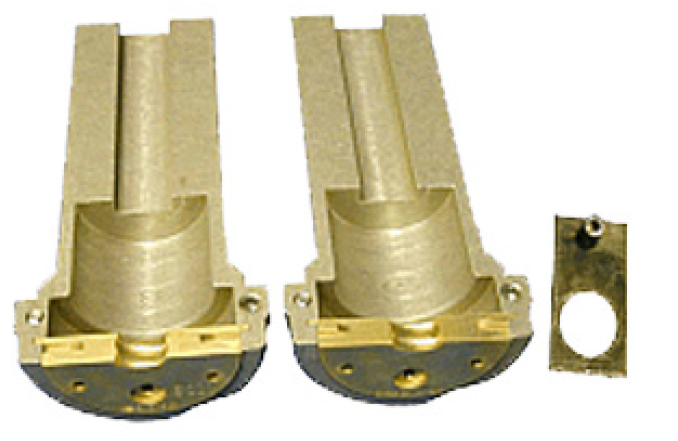 Zwei goldene Metallarme mit schwarzer Basis, daneben eine rechteckige Platte mit Loch.