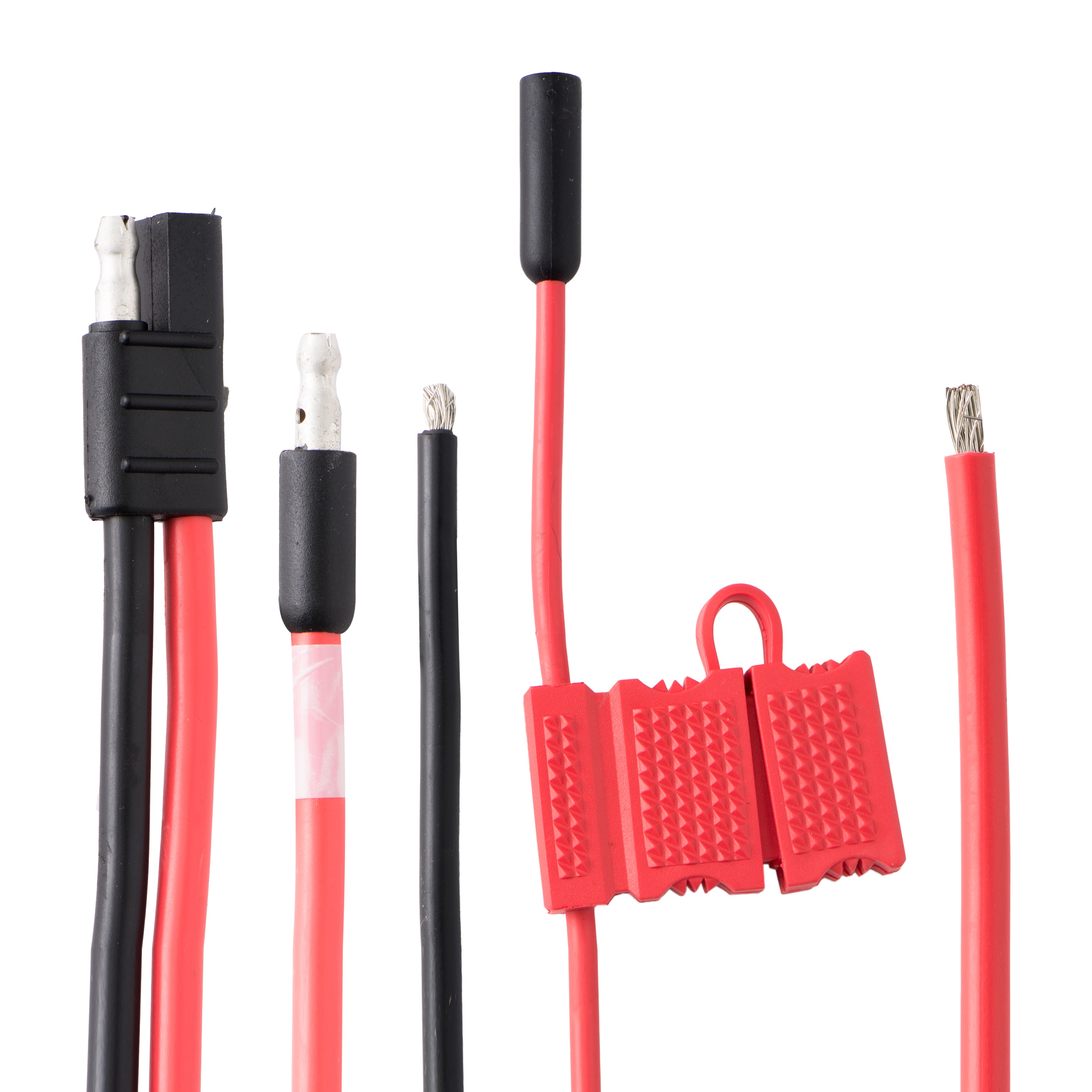 Fünf rot-schwarze Stromkabel mit Steckverbindern und freiliegenden Drahtenden.